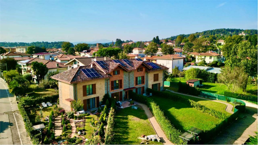 Villa a schiera a Vergiate, 4 locali, 2 bagni, giardino privato
