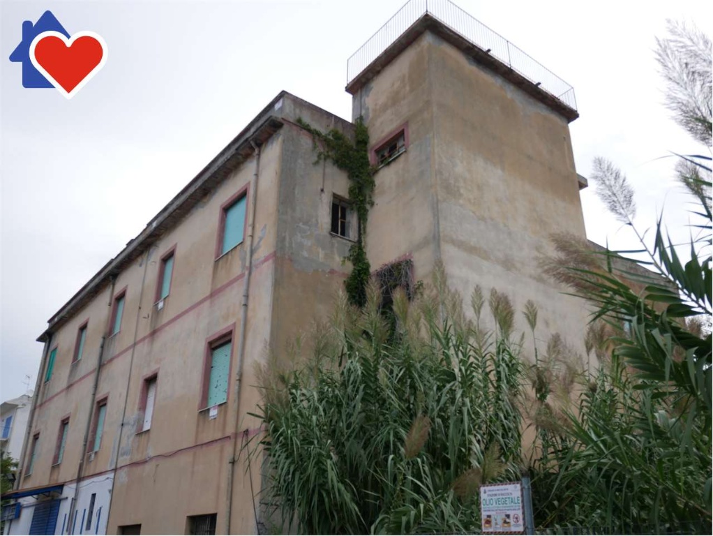 Palazzo a Vibo Valentia, 36 locali, 1600 m², da ristrutturare