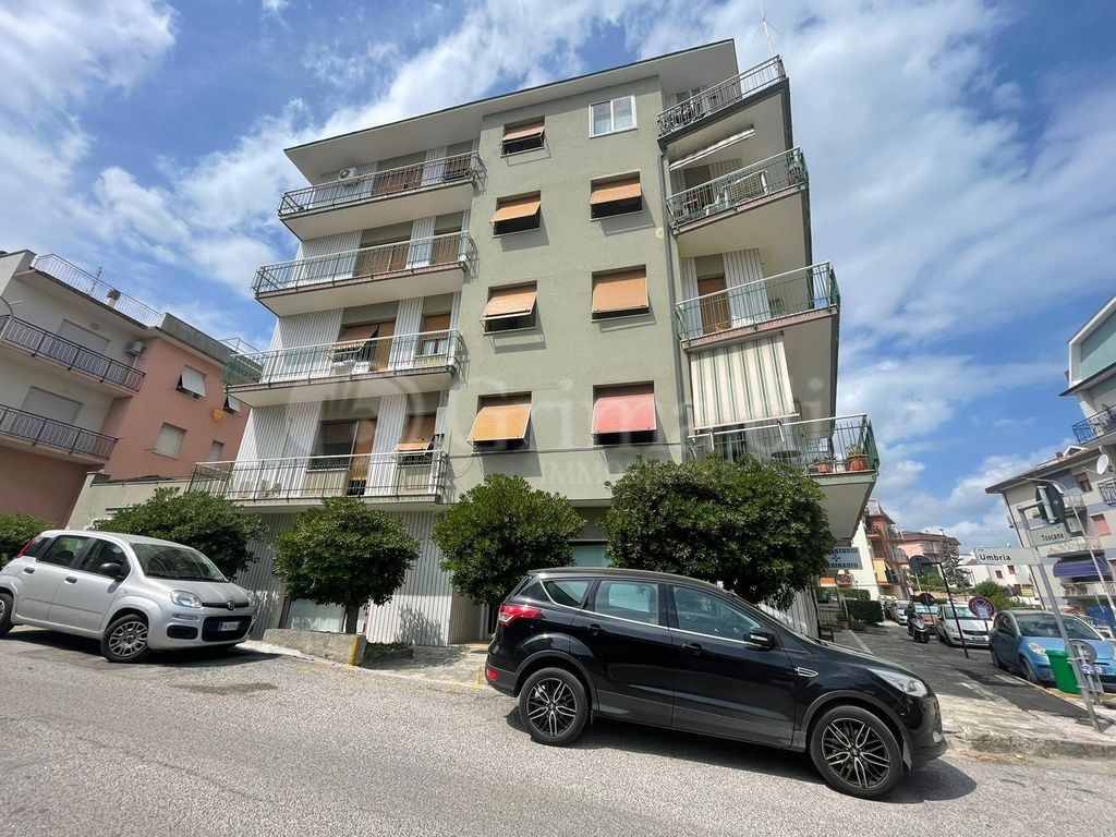 Appartamento in Via UMBRIA 0, Falconara Marittima, 5 locali, 2 bagni