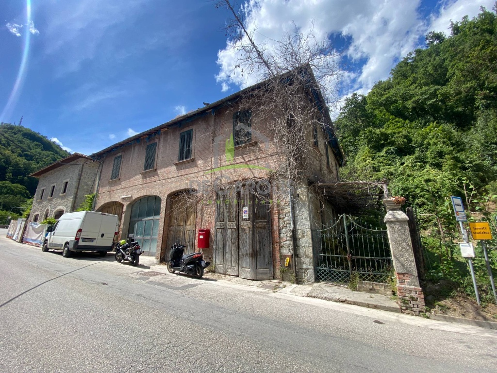 Casa indipendente in Borgo D'Arquata, Arquata del Tronto, 15 locali