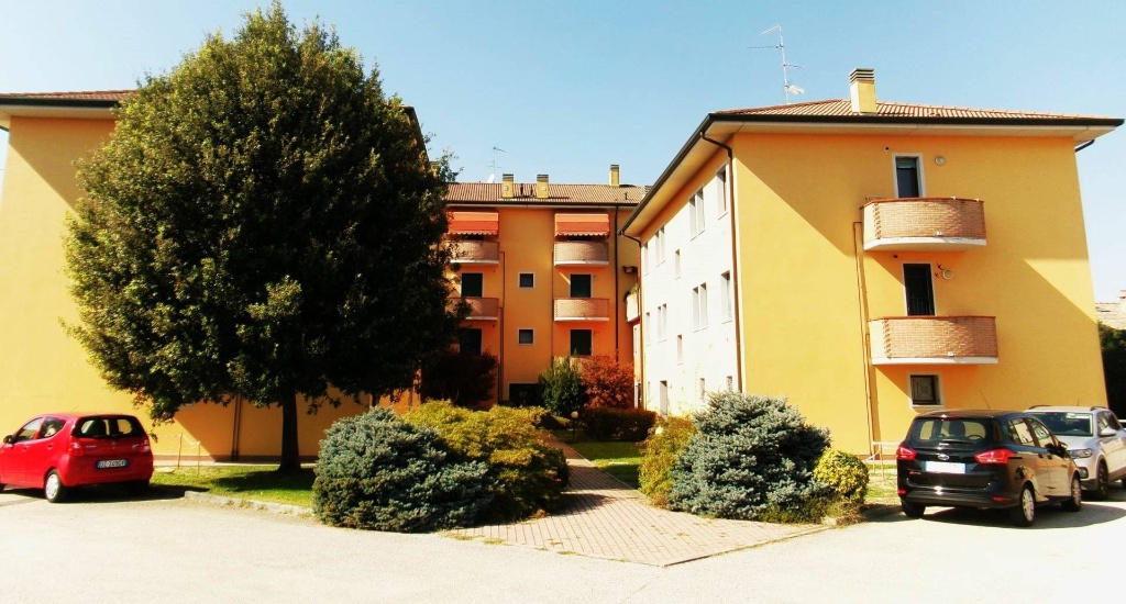 Appartamento in VIA PONTEGRADELLA, Ferrara, 5 locali, 1 bagno, con box