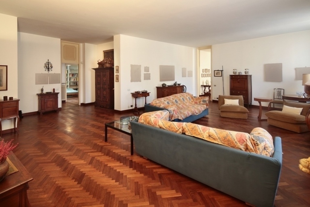 Appartamento a Pavia, 6 locali, 3 bagni, garage, 272 m², 2° piano