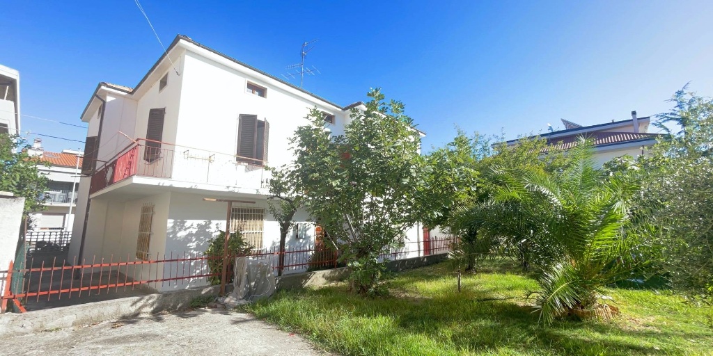 Casa indipendente in Via Cesare Battisti, Martinsicuro, 10 locali