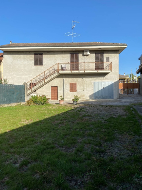 Casa indipendente a Novara, 5 locali, 1 bagno, giardino privato