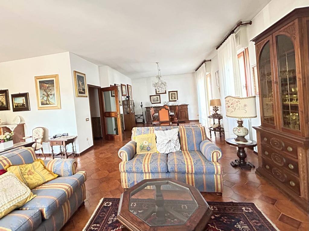 Appartamento a Prato, 6 locali, 2 bagni, 195 m², 2° piano, terrazzo