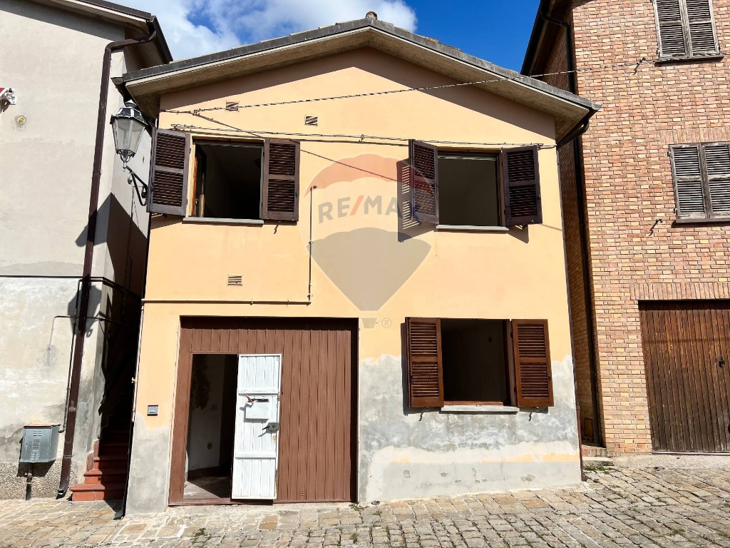 Casa indipendente a Castelleone di Suasa, 4 locali, 2 bagni, con box