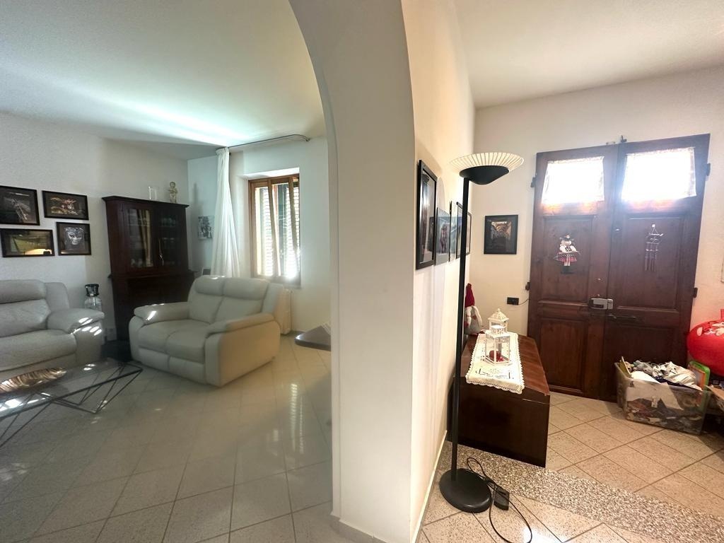 Casa singola a Empoli, 9 locali, 4 bagni, giardino privato, 280 m²