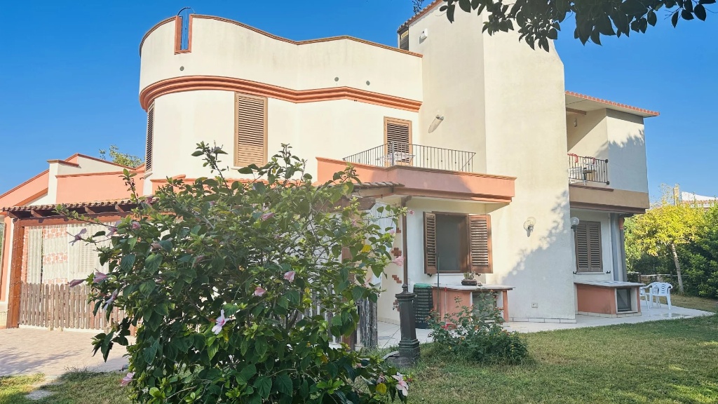 Villa in Via delle margherite 11, Taranto, 15 locali, arredato, camino