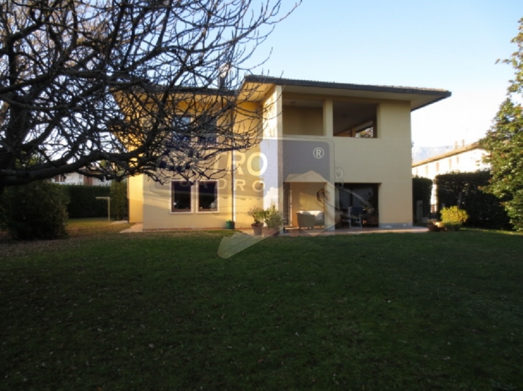 Casa indipendente in VIA DEL COSTO, Thiene, 10 locali, 4 bagni, 633 m²