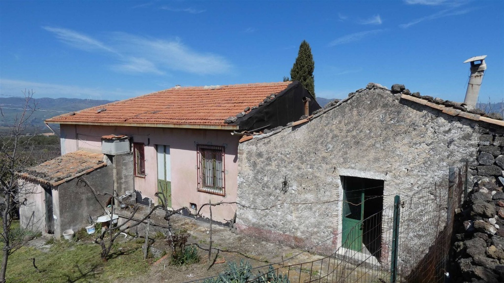 Casa indipendente in Via Nazionale, Castiglione di Sicilia, 5 locali