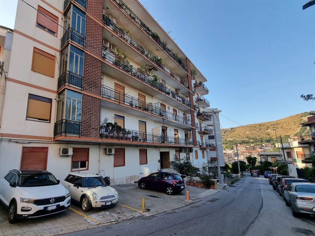 Bilocale in Via annibale, Messina, 1 bagno, posto auto, 112 m²