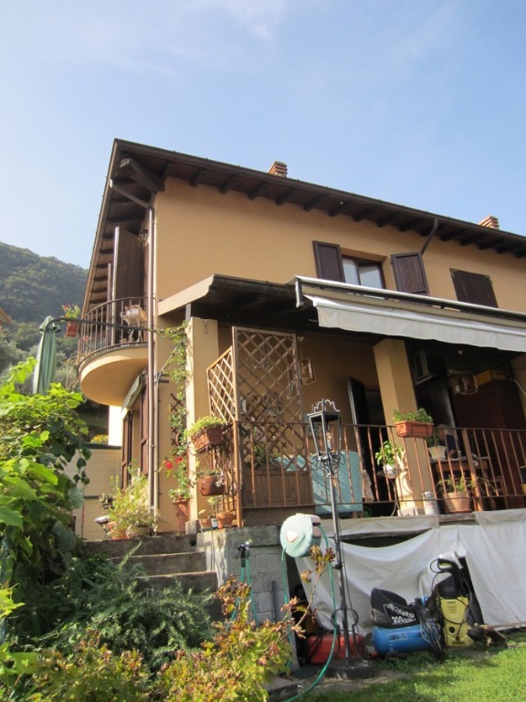 Villa a schiera in Viale Sant' Ambrogio 28, Oliveto Lario, 3 locali