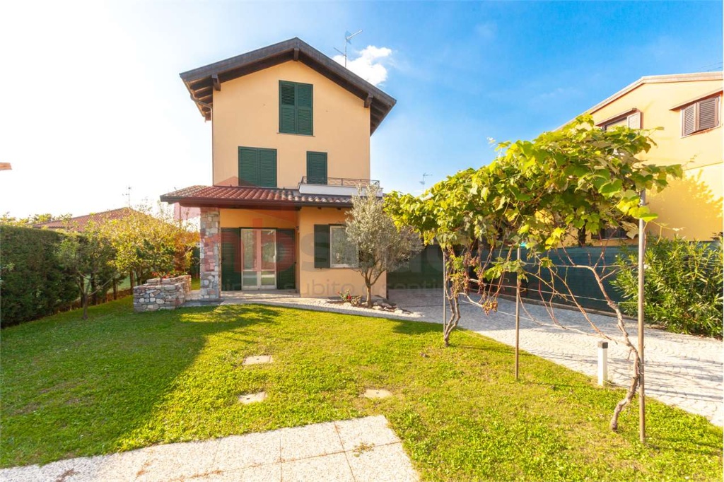 Villa in Via Damiano Chiesa, Carbonate, 5 locali, 3 bagni, garage