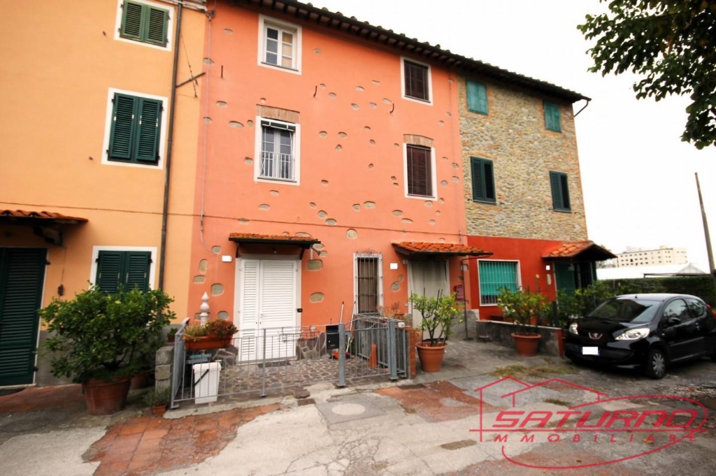 Terratetto - terracielo a Lucca, 6 locali, 1 bagno, posto auto, 105 m²