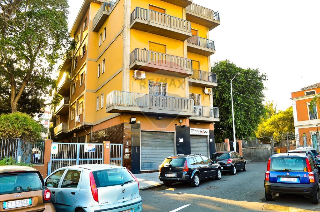 Appartamento in Viale Vittorio Veneto, Catania, 9 locali, 2 bagni