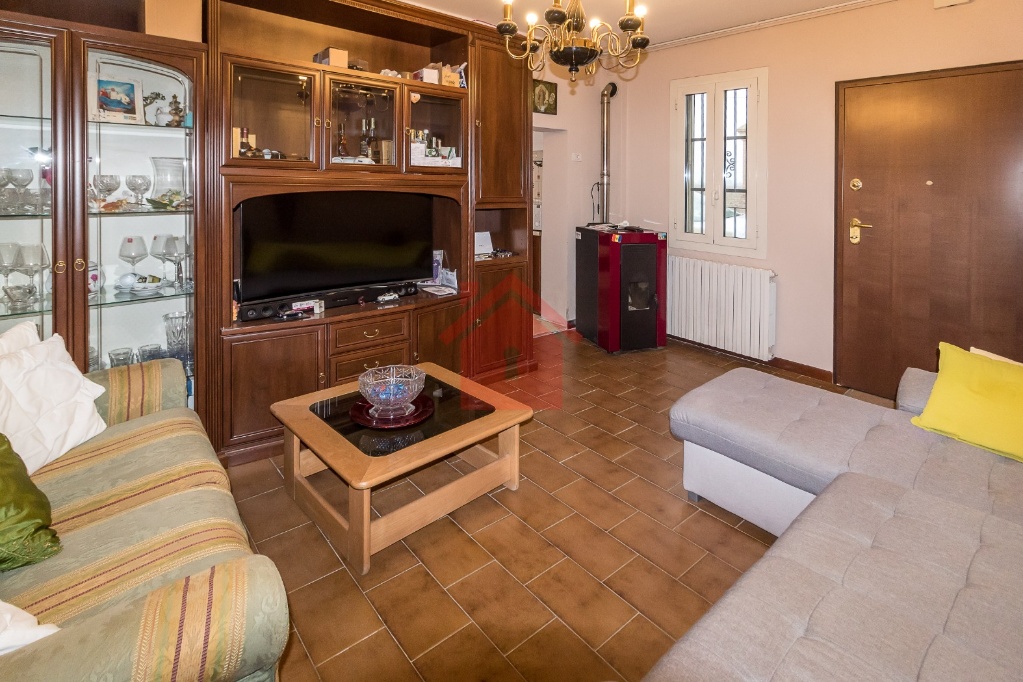 Villa a Novi di Modena, 5 locali, 1 bagno, con box, 160 m², 5° piano