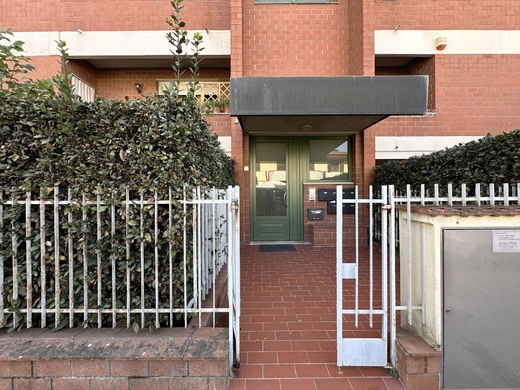 Appartamento in Via Fantozzi, Pontedera, 5 locali, 2 bagni, con box