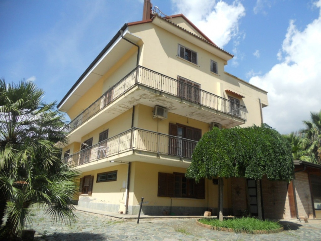 Villa in Via Caterina Molinaro, Lamezia Terme, 2 bagni, con box