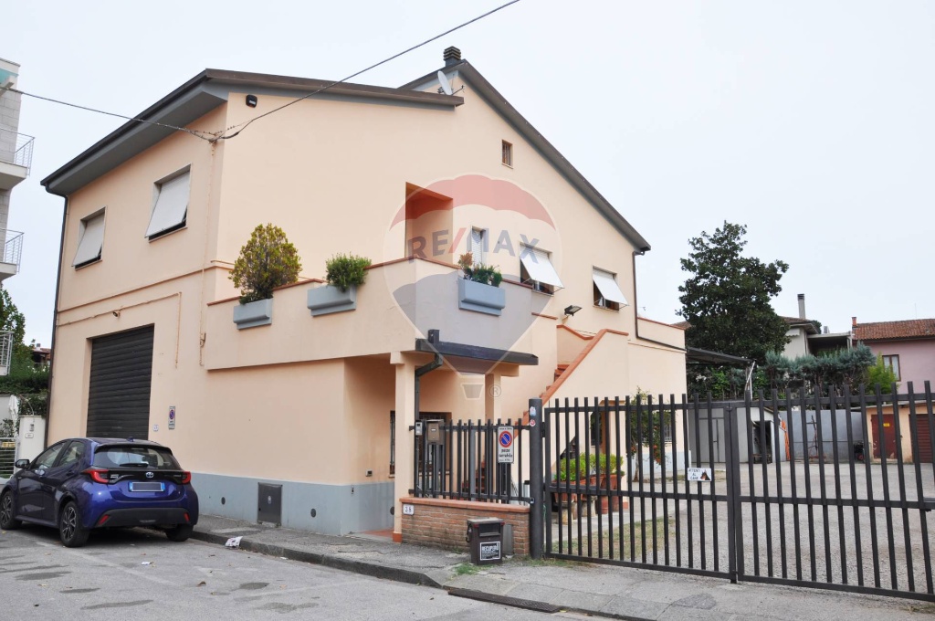 Casa indipendente in Via Segantini, Empoli, 5 locali, 3 bagni, con box