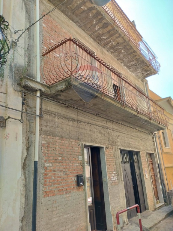 Casa indipendente in Via Artale alagona, Calatabiano, 10 locali