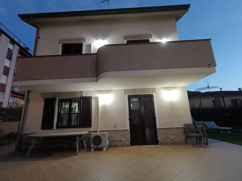 Casa indipendente ad Ancona, 6 locali, 3 bagni, 190 m² in vendita