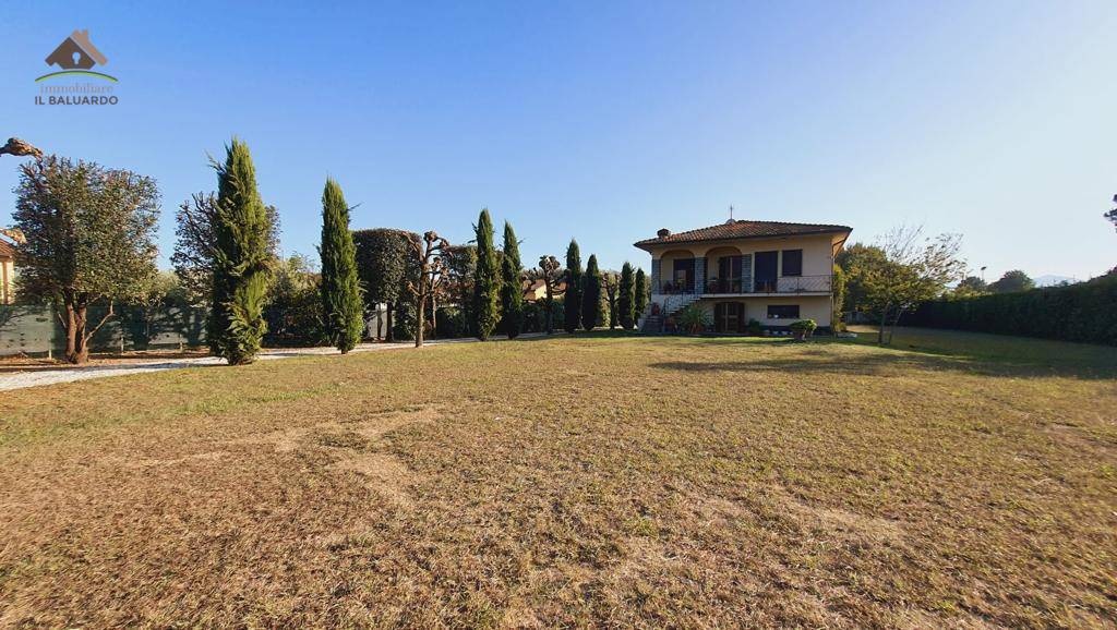 Villa a Capannori, 8 locali, 3 bagni, giardino privato, 250 m²