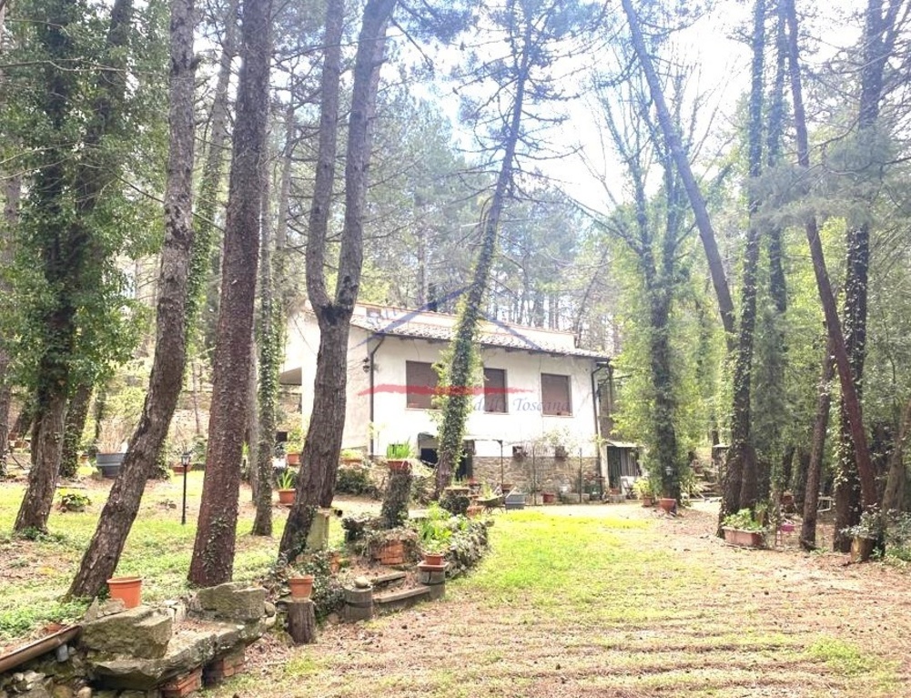 Casa indipendente ad Arezzo, 7 locali, 2 bagni, giardino privato