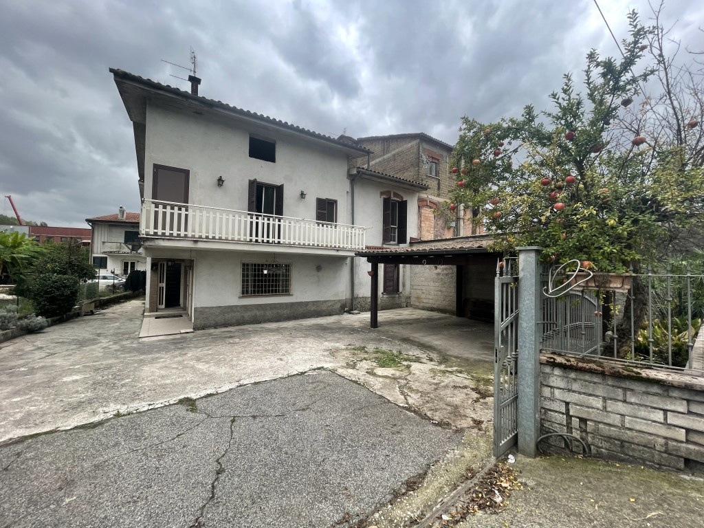 Casa indipendente a Ferentino, 10 locali, 2 bagni, giardino privato