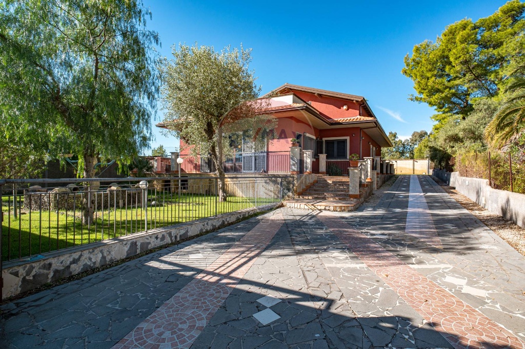 Villa in Via Turi Pandolfini, Belpasso, 8 locali, 3 bagni, con box