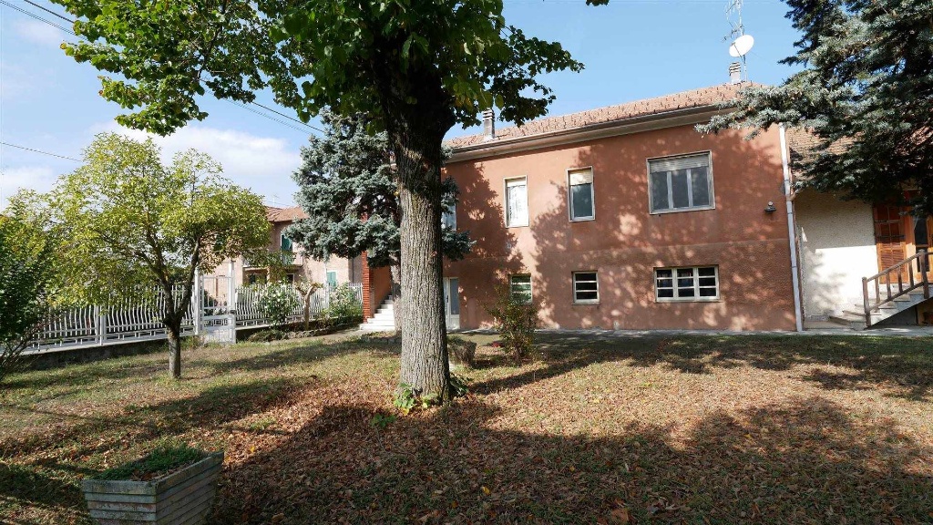 Appartamento bifamiliare in Via Roma, Francavilla Bisio, 10 locali