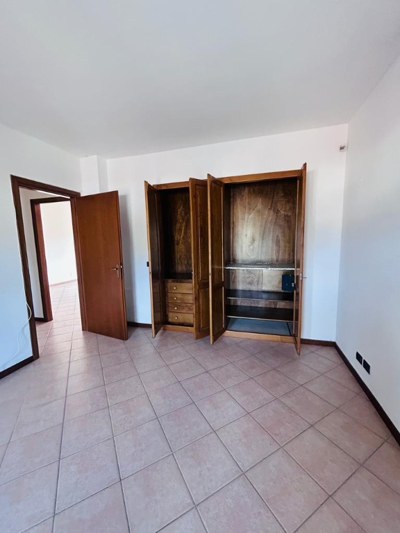Appartamento a Licciana Nardi, 5 locali, 1 bagno, posto auto, 120 m²