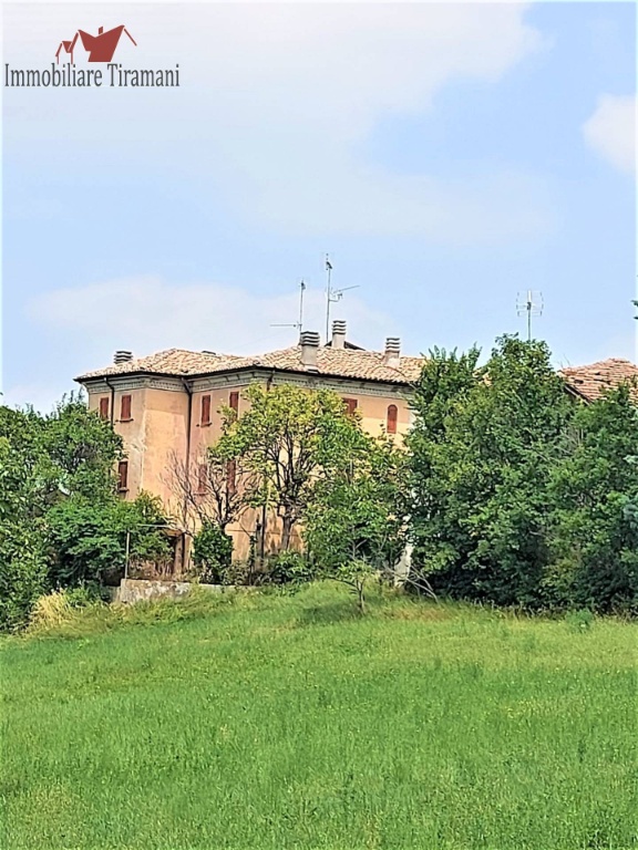 Casa indipendente in Vernasca, Vernasca, 14 locali, 4 bagni, con box