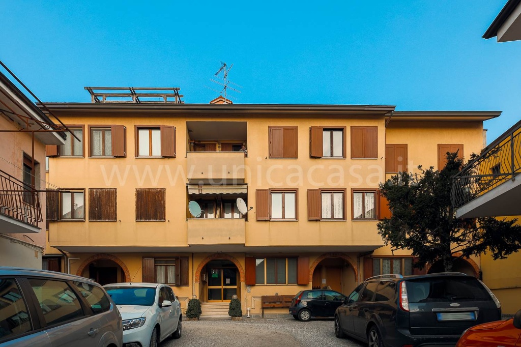 Bilocale in Via Roma 14, Trezzano Rosa, 2 bagni, 70 m², 2° piano