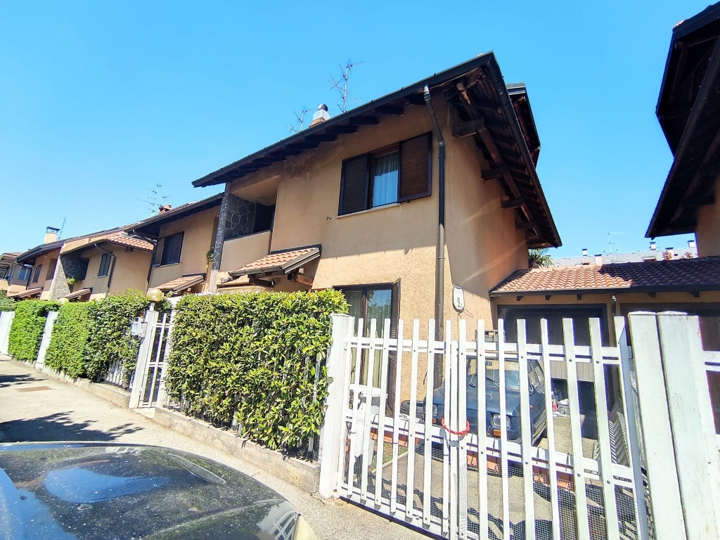 Villa in Via Magnago 54, Busto Arsizio, 6 locali, 3 bagni, garage