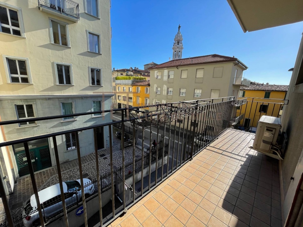 Trilocale in Via Sant'alessandro, Bergamo, 1 bagno, 130 m², 2° piano