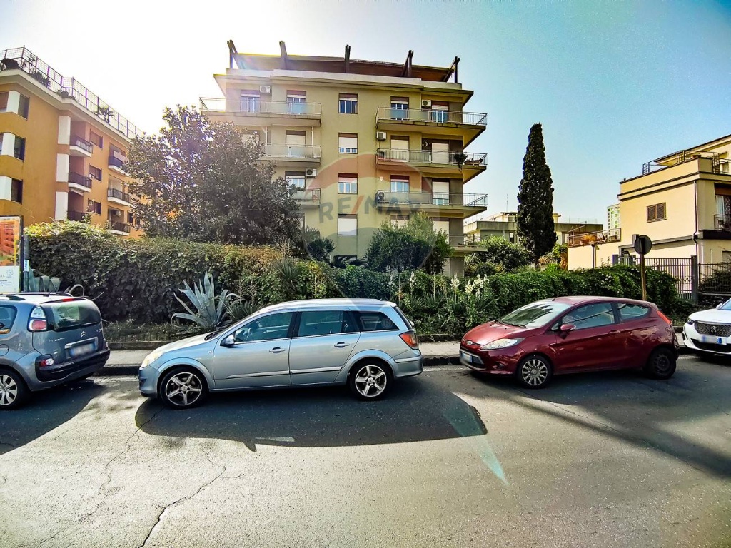 Appartamento in Viale Odorico Da Pordenone, Catania, 6 locali, 2 bagni
