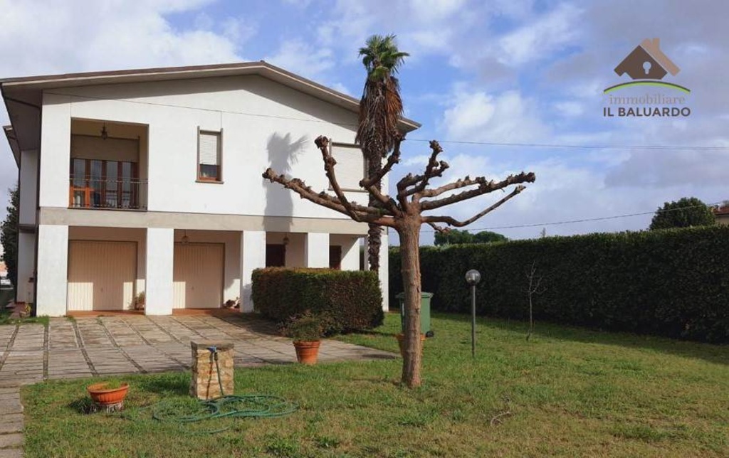 Villa a Capannori, 12 locali, 3 bagni, giardino privato, 380 m²