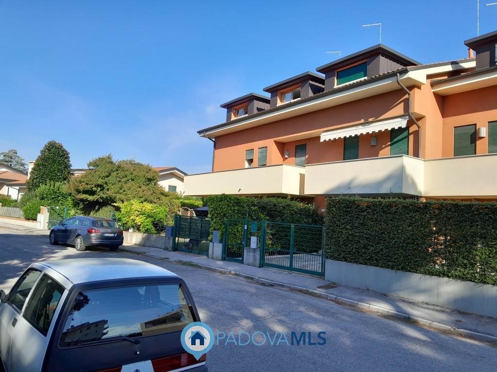Villa a schiera in Via Trasimeno 10B, Selvazzano Dentro, 7 locali