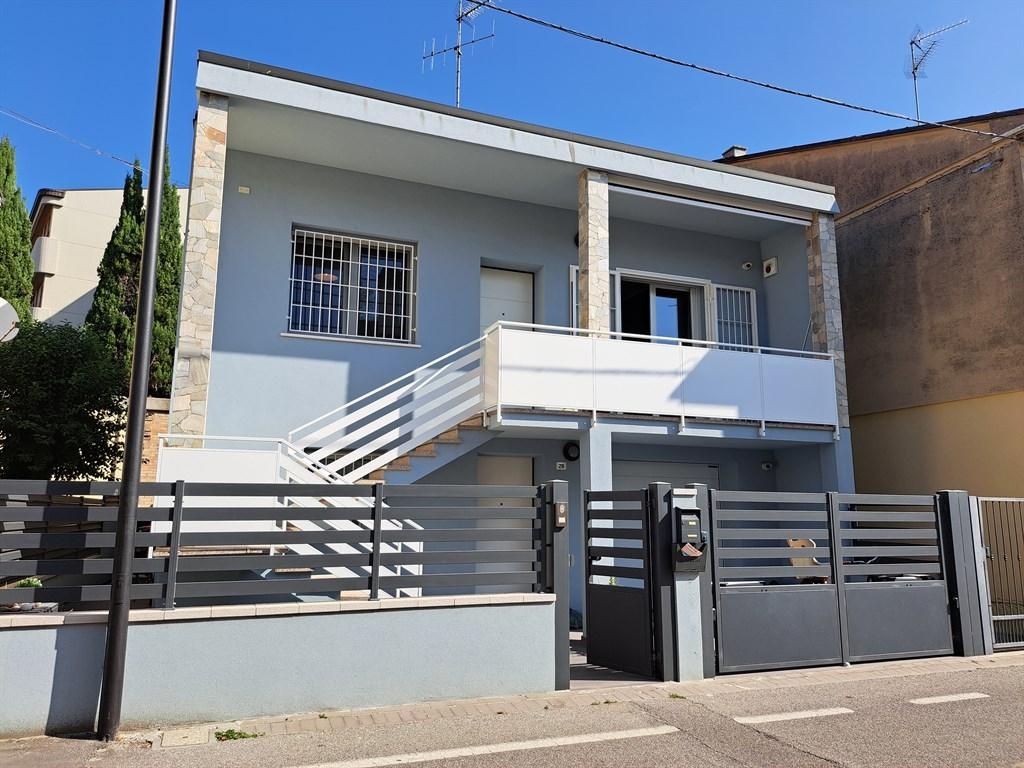 Casa indipendente in Via Lolli, Ravenna, 6 locali, 2 bagni, con box