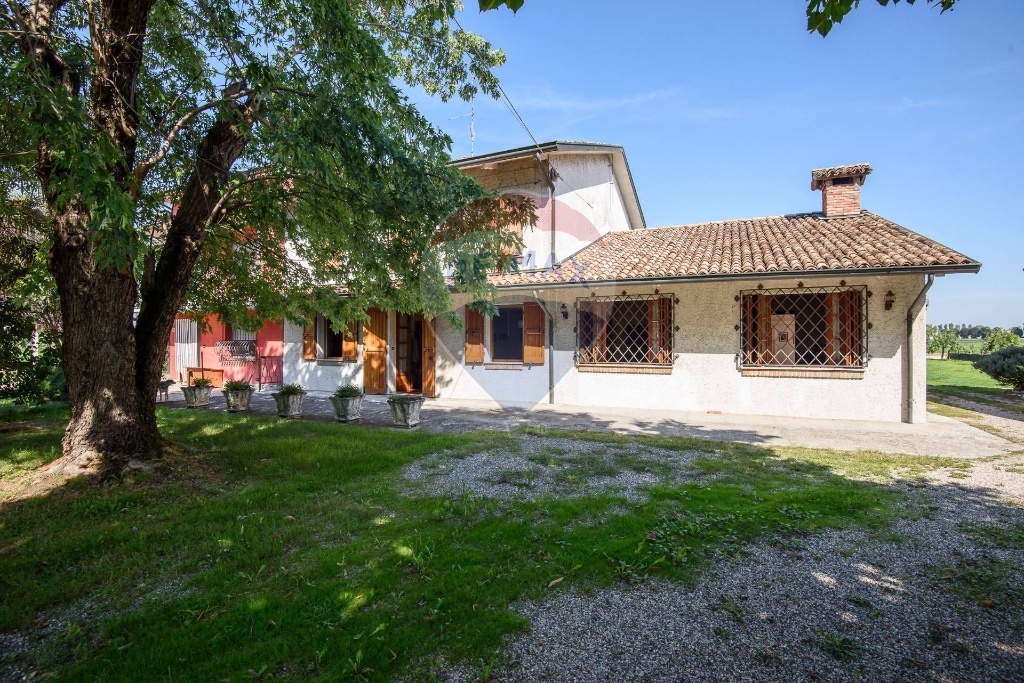 Casa semindipendente in Via F.lli Manfredi, Boretto, 8 locali, 2 bagni