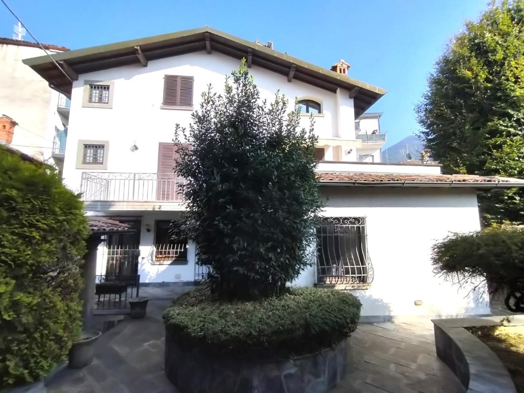 Villa a Gandino, 16 locali, 4 bagni, giardino privato, posto auto