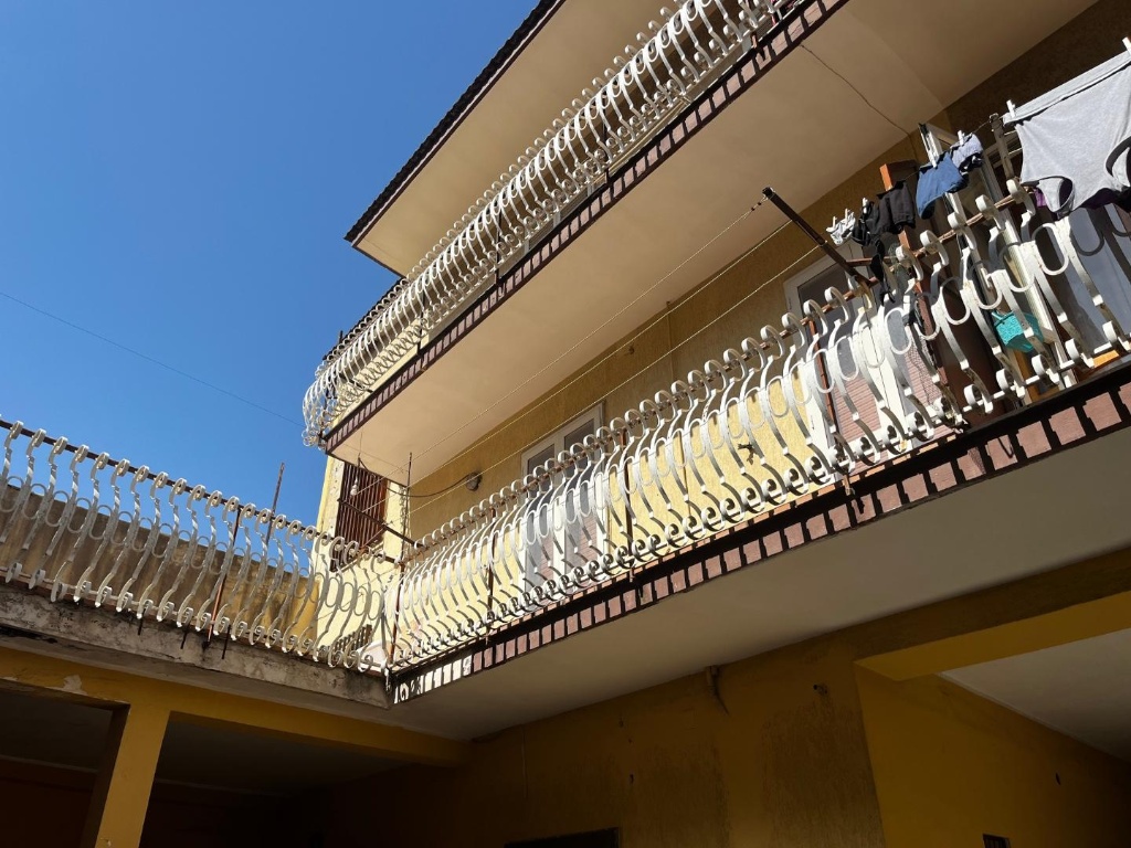 Palazzo a San Felice a Cancello, 3 locali, 1 bagno, posto auto, 270 m²