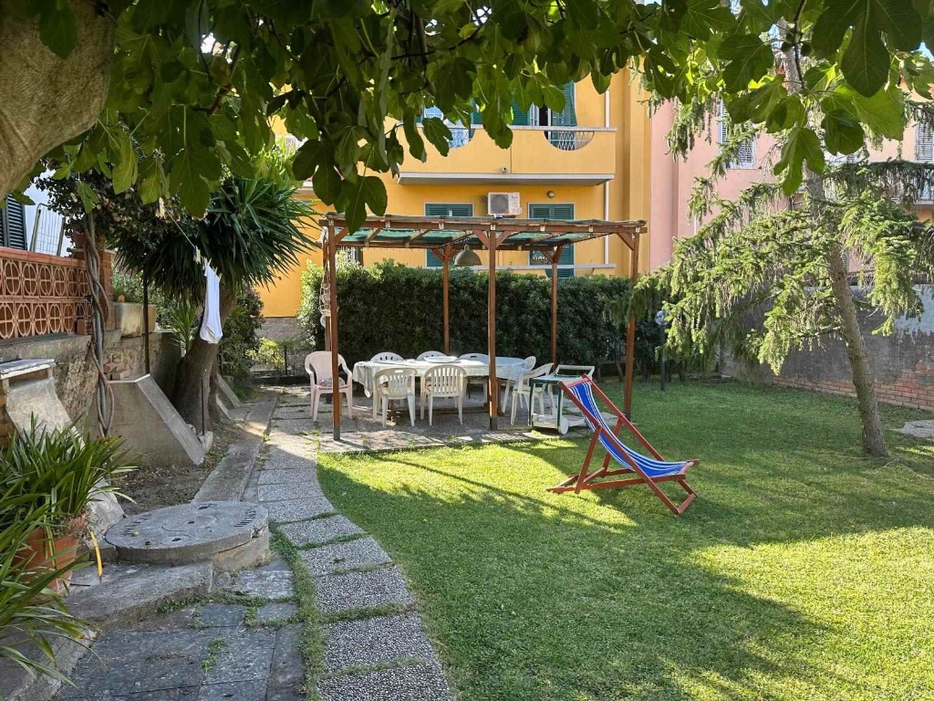 Casa indipendente a Cecina, 6 locali, 2 bagni, 190 m² in vendita