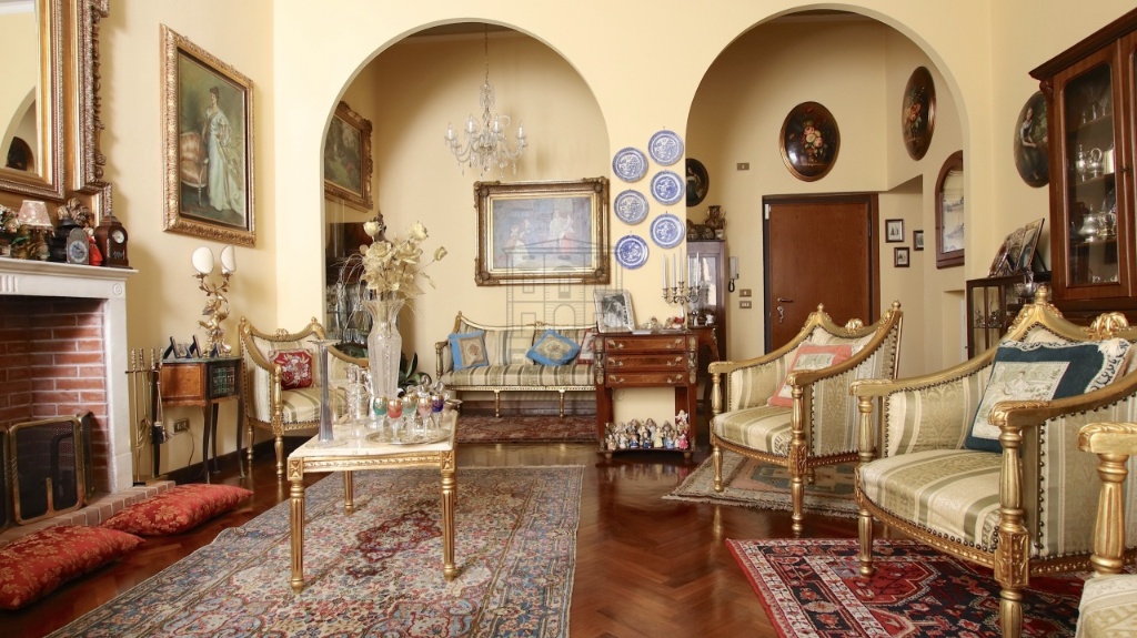 Appartamento a Lucca, 6 locali, 2 bagni, 170 m², 3° piano in vendita