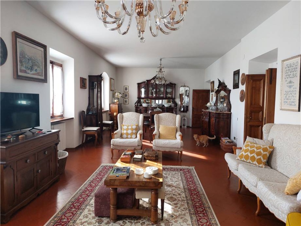 Villa singola a Poggio a Caiano, 8 locali, 3 bagni, 300 m², camino