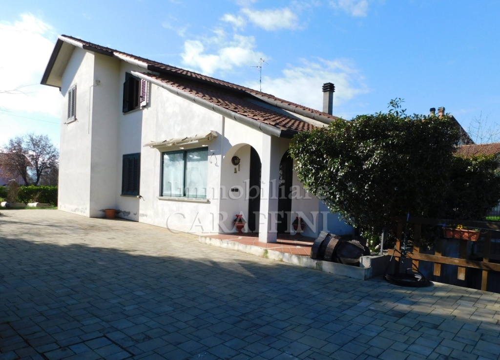 Casa indipendente a San Giustino, 5 locali, 2 bagni, giardino privato