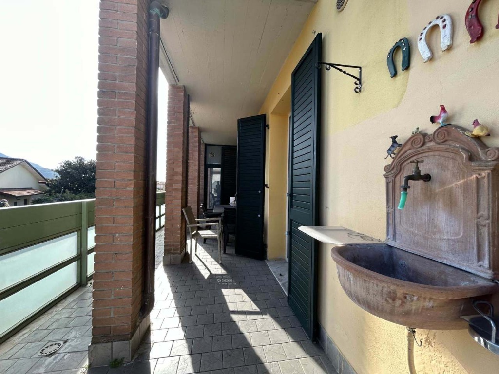 Quadrilocale a Castelnuovo Magra, 2 bagni, garage, 106 m², 1° piano