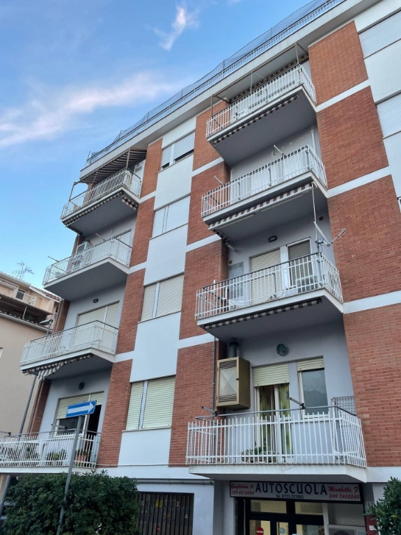 Appartamento in Via Calabria, Terracina, 6 locali, 2 bagni, 130 m²