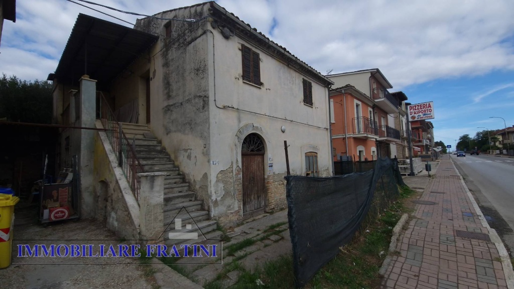 Casa indipendente a Bellante, 9 locali, 2 bagni, giardino privato