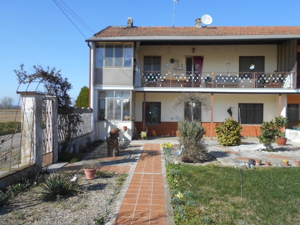 Casa indipendente in Via Arelio, Livorno Ferraris, 7 locali, 3 bagni